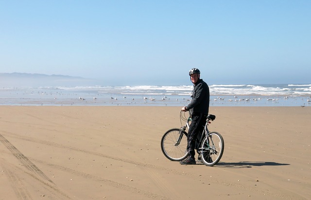 na kole na pláži