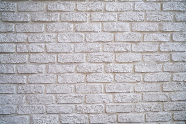 bílá zeď