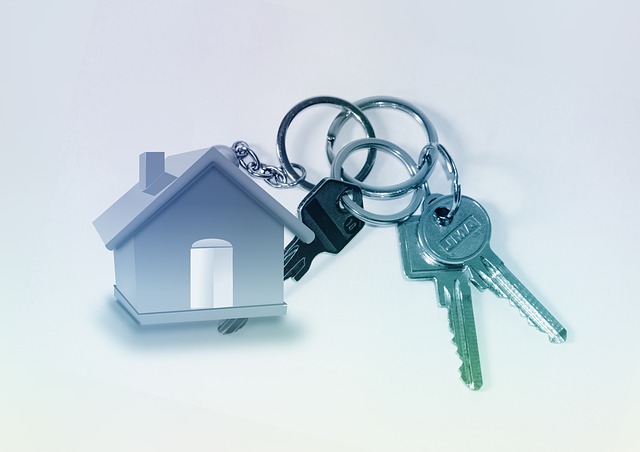 klíče s klíčenkou v podobě domku